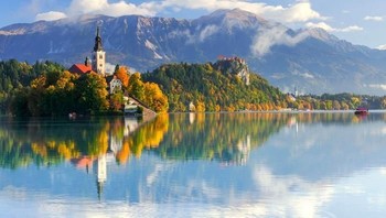 Penampakan danau Bled terletak di Slovenia tampak indah dengan warna hijau alam berubah memutih saat masuk musim salju. (Foto: Boredpanda)