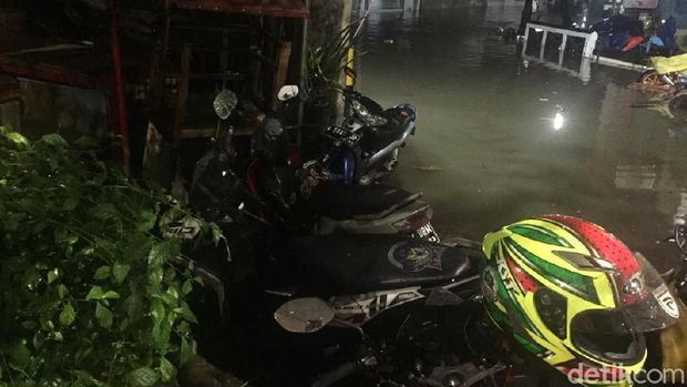 Banjir Rendam Komplek Polri Pondok Karya Mampang, Jaksel