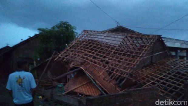 Hujan Lebat di Sukoharjo, Pohon Tumbang Timpa Mobil dan Rumah
