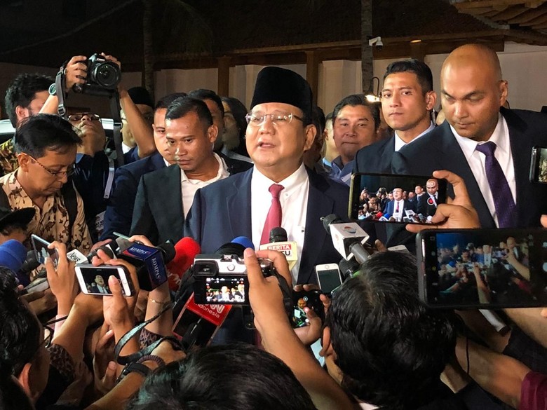 Prabowo Bawa Buku Why Nations Fail ke Panggung Debat Capres Kedua Prabowo Bawa Buku Why Nations Fail ke Panggung Debat Capres Kedua