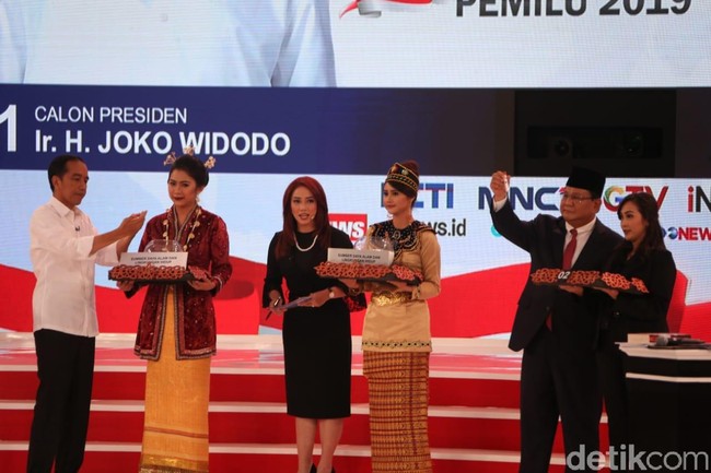 Selama debat berlangsung, Anisha berkali-kali berusaha menenangkan para pendukung Prabowo dan Jokowi. Harap tenang, harap tenang, demikian kata-kata yang sering terlontar dari bibir mantan presenter Metro TV itu. Foto: Dok. Detikfoto.