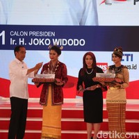 Selama debat berlangsung, Anisha berkali-kali berusaha menenangkan para pendukung Prabowo dan Jokowi. Harap tenang, harap tenang, demikian kata-kata yang sering terlontar dari bibir mantan presenter Metro TV itu. Foto: Dok. Detikfoto.