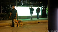Tim Gegana juga mengecek area sumber suara ledakan di area parkir timur Senayan. Gegana menyisir lokasi dengan membawa anjing pelacak.