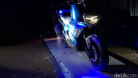 BMW C 400 X hadir dalam 3 pilihan warna, yakni Zenith Blue Metallic, Alpine White dan Black Storm. Motor ini dibanderol Rp 259.000.000 dengan status off the road. Harga motor 350 cc itu malah lebih mahal dari Veloz paling mahal. Untuk diketahui, Toyota membanderol Veloz 1.5 A/T seharga Rp 239.450.000 on the road Jakarta. Foto: Dok. BMW Motorrad