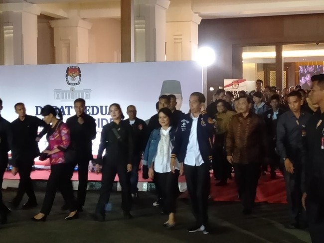 Gibran diketahui hanya memesan satu buah. Dari Gibran, jaket tersebut pindah tangan ke Jokowi. Sepengetahuan Decky, sebelum menemani penampilan Jokowi baru-baru ini, jaket tersebut sudah pernah dipakai oleh Gibran. Rawtype Riot juga pernah merilis jaket Bubur Ayam Racer yang sempat viral setelah Jokowi kenakan saat konvoi motor di Bandung, Jawa Barat, pada November 2018. Foto: (Arief Ikhsanudin/detikcom).