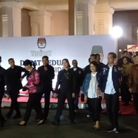 Gibran diketahui hanya memesan satu buah. Dari Gibran, jaket tersebut pindah tangan ke Jokowi. Sepengetahuan Decky, sebelum menemani penampilan Jokowi baru-baru ini, jaket tersebut sudah pernah dipakai oleh Gibran. Rawtype Riot juga pernah merilis jaket Bubur Ayam Racer yang sempat viral setelah Jokowi kenakan saat konvoi motor di Bandung, Jawa Barat, pada November 2018. Foto: (Arief Ikhsanudin/detikcom).