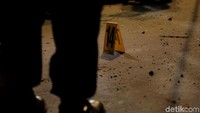 Kapolda memastikan tidak ada korban akibat ledakan petasan. Rencananya garis polisi akan dibuka. Petasan diletakkan di tiang lampu di pembatas jalan Stadion Senayan dekat Stadion Akuatik, yang berseberangan dengan Parkit Senayan.