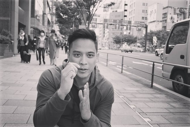 Hampir selalu tampil formal di setiap acara yang dipandunya, termasuk debat capres 2019 yang tayang malam ini, Tommy memilih gaya yang lebih santai saat sedang tak menjalankan tugas. Di Instagram, Tommy terlihat sering menggunakan kaus dan celana jeans. Foto: Instagram @tomtjok