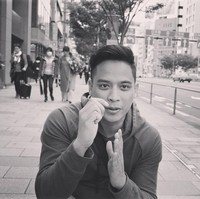 Hampir selalu tampil formal di setiap acara yang dipandunya, termasuk debat capres 2019 yang tayang malam ini, Tommy memilih gaya yang lebih santai saat sedang tak menjalankan tugas. Di Instagram, Tommy terlihat sering menggunakan kaus dan celana jeans. Foto: Instagram @tomtjok