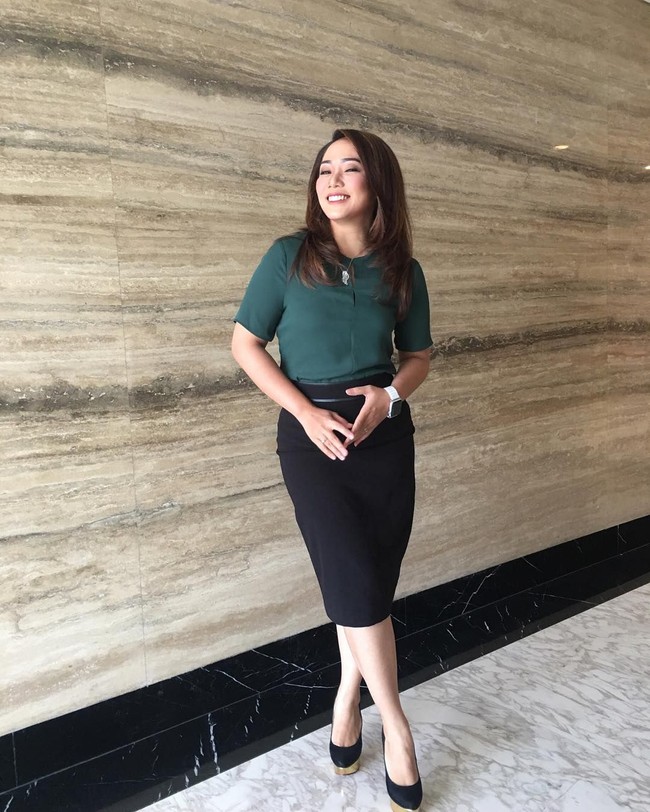 Untuk mempermanis penampilan, Anisha Dasuki pun kerap menambah aksesori, seperti cincin hingga jam tangan. Foto: Instagram @anishadasuki