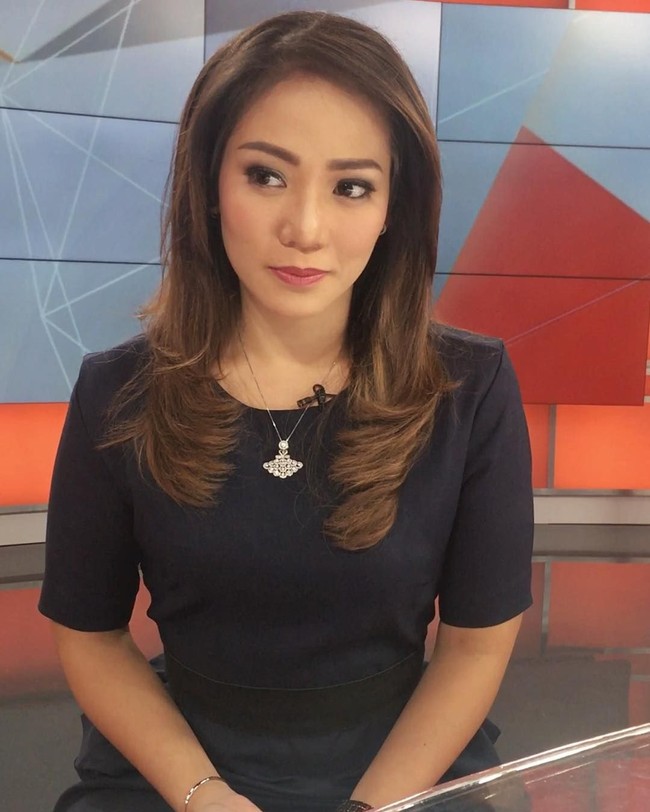 Kalung juga menjadi salah satu pelengkap penampilan yang biasa mempermanis gaya office look Anisha. Foto: Instagram @anishadasuki