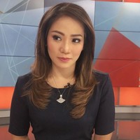 Kalung juga menjadi salah satu pelengkap penampilan yang biasa mempermanis gaya office look Anisha. Foto: Instagram @anishadasuki