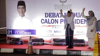 Sekitar pukul 19.06 WIB, Maruf pun tiba bersama istri di lokasi debat. Keduanya tampak serasi menggunakan kostum putih dan sempat melambaikan tangan ke awak media.