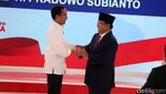 Jokowi-Prabowo Tutup Debat Kedua dengan Peluk dan Swafoto