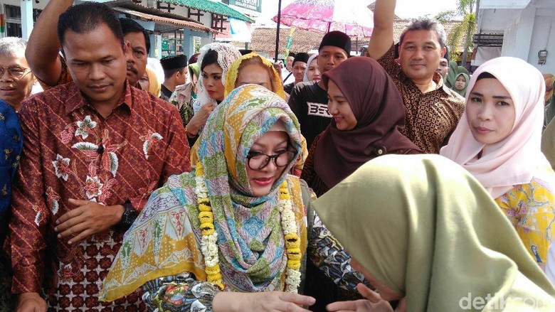 Di Purworejo, Mbak Tutut Ajak Santri Belajar Politik Di Purworejo, Mbak Tutut Ajak Santri Belajar Politik