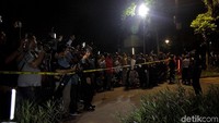 Polisi masih mengidentifikasi pelaku yang menaruh petasan di dekat tiang lampu.