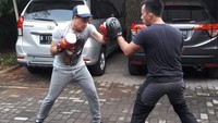 Latihan kickboxing yang kerap dilakukan bersama sang istri tersebut sukes membantu tubuh serta pikiran Tommy (kaos abu-abu) terasa lebih sehat dan segar. (dok. pribadi Tommy Tjokro)