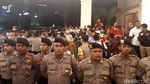 Puluhan Polisi Bikin Pagar Betis Pisahkan Pendukung Jokowi dan Prabowo