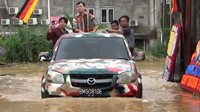 Warga yang ada di lokasi juga turut membantu menyukseskan acara pernikahan itu dengan menyediakan perahu karet serta mobil buat para tamu undangan yang akan hadir.