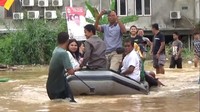 Ketinggian banjir dari 80 cm hingga mencapai 100 cm tersebut tidak menjadi hambatan bagi mereka untuk datang memberikan penghormatan kepada mempelai.