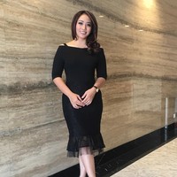 Tampilan elegan dengan busana serba hitam juga bisa diterapkan untuk pergi bekerja. Jika tak ingin gaya terlalu monoton, Anda bisa memilih rok atau dress dengan detail renda seperti berikut. Foto: Instagram @anishadasuki