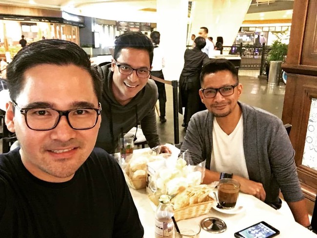 Saat hangout bersama teman, bapak dua anak itu pun kembali memilih bergaya kasual dengan hoodie. Foto: Instagram @tomtjok