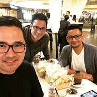 Saat hangout bersama teman, bapak dua anak itu pun kembali memilih bergaya kasual dengan hoodie. Foto: Instagram @tomtjok