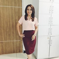 Paduan blus dan rok sering diandalkan Anisha Dasuki saat memandu acara berita. Kombinasi warna lembut dan gelap seperti pink-marun berikut pun bisa jadi inspirasi Anda. Foto: Instagram @anishadasuki
