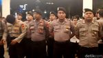 Puluhan Polisi Bikin Pagar Betis Pisahkan Pendukung Jokowi dan Prabowo