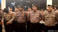 Tampak ada 20 personel polisi membuat pagar betis. Dwi Andayani/detikcom.