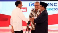 Meskipun saling serang, diawal sebelum debat kedua pasang calon presiden ini saling bersenda gurau dan tertawa sambil berjabat tangan di depan ketua KPU Arief Budiman.