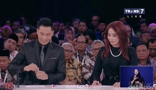 Anisha Dasuki berpasangan dengan Tommy Tjokro dalam menjadi pemandu debat kedua capres 2019. Dok. Trans7