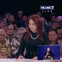 Anisha Dasuki berpasangan dengan Tommy Tjokro dalam menjadi pemandu debat kedua capres 2019. Dok. Trans7