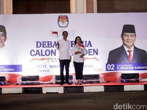 Dampingi Jokowi di Debat Capres, Iriana Mix & Match Kemeja dan Scarf Motif