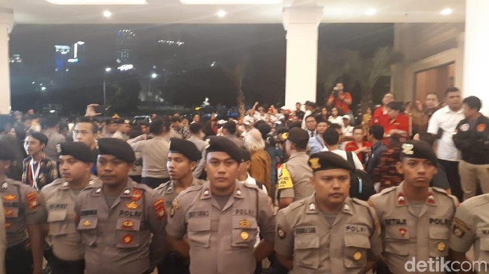 Polisi Halau Pendukung Paslon Tanpa Undangan ke Parkir Timur