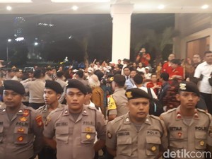 Polisi Halau Pendukung Paslon Tanpa Undangan ke Parkir Timur