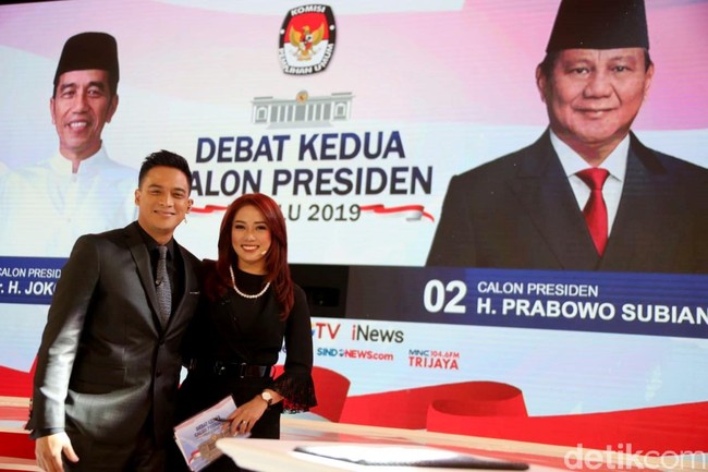 Untuk makeup, Anisha Dasuki yang dalam kesehariannya merupakan presenter berita di iNews tampil natural namun bold di area matanya. Foto: Rengga Sancaya