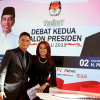 Untuk makeup, Anisha Dasuki yang dalam kesehariannya merupakan presenter berita di iNews tampil natural namun bold di area matanya. Foto: Rengga Sancaya