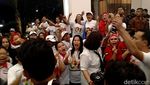 Puluhan Polisi Bikin Pagar Betis Pisahkan Pendukung Jokowi dan Prabowo