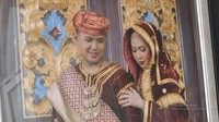 Foto prewed Ari-Tania yang dipampang di lokasi. Ari-Tania terlihat tersenyum bahagia saat para tamu undangan yang hadir.