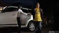 Ketua Umum Golkar Airlangga Hartarto sebagai salah satu partai pengusung Jokowi-Maruf Amin juga sudah tiba dilokasi.