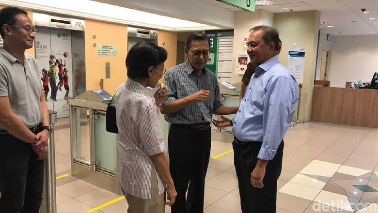 Boediono dan MS Hidayat Jenguk Ani Yudhoyono di Singapura Boediono dan MS Hidayat Jenguk Ani Yudhoyono di Singapura