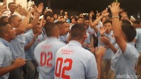 Mereka meneriakkan yel-yel dukungan. Tak beberapa lama kemudian, pendukung Prabowo-Sandiaga yang datang. Sama dengan pendukung capres 01, pendukung Prabowo yang mengenakan kaos warna biru muda juga menyanyikan yel-yel dukungan. Dwi Andayani/detikcom.