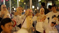 Begitu pula dengan para pendukung Prabowo. Para emak-emak cantik ini turut memeriahkan nobar yang digelar KPU di Parkir Timur Senayan ini.