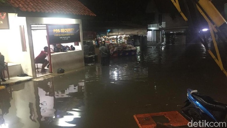 Banjir Rendam Komplek Polri Pondok Karya Mampang, Jaksel Banjir Rendam Komplek Polri Pondok Karya Mampang, Jaksel