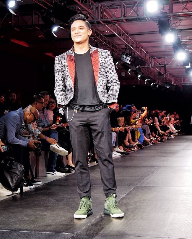 Dikenal sebagai presenter berita, Tommy Tjokro pun beberapa kali didaulat sebagai model. Ini gayanya saat berjalan di runway dengan tampilan smart casual. Foto: Instagram @tomtjok