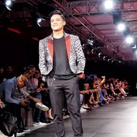 Dikenal sebagai presenter berita, Tommy Tjokro pun beberapa kali didaulat sebagai model. Ini gayanya saat berjalan di runway dengan tampilan smart casual. Foto: Instagram @tomtjok