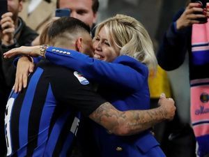 Wanda Nara Bakar Fotonya Bersama Icardi, Ada Apa?