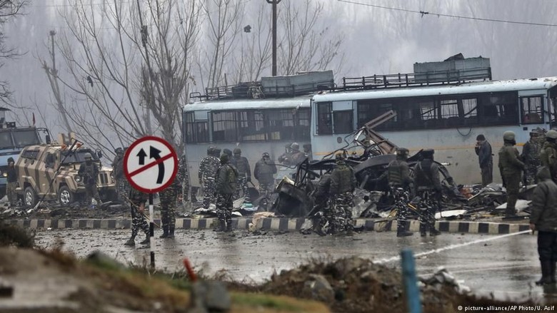 Puluhan Aparat Keamanan India Tewas dalam Serangan Bunuh Diri di Kashmir Puluhan Aparat Keamanan India Tewas dalam Serangan Bunuh Diri di Kashmir