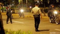 Tim Brimob melakukan sterilisasi di area lokasi terdengar suara ledakan di Parkir Timur (Parkit) Senayan. Warga diminta menjauh dari lokasi.